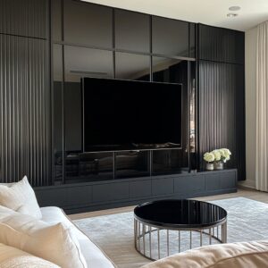 Cómo los Diseñadores de Interiores Logran Muros de TV Negros con Estilo que Llaman la Atención