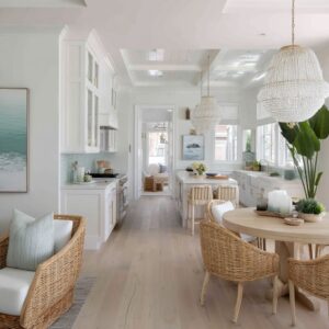 Ideas de Interiorismo para Cabañas Costeras que Usan Forma y Acabado en Lugar de Temas Decorativos