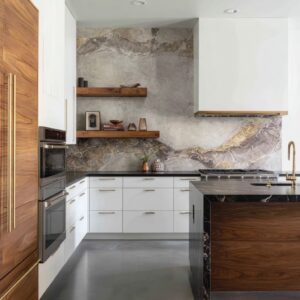 Ideas de Salpicaderos para Cocinas con Muebles Blancos y Encimeras Oscuras que Combinan con Estilo