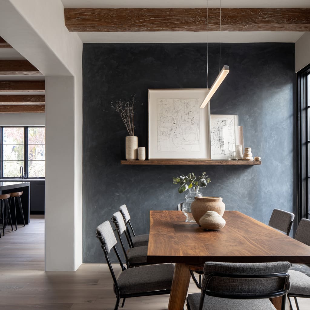 Pared de yeso color carbón decorada con acentos orgánicos en nogal. Pared de yeso color carbón decorada con acentos orgánicos en nogal.