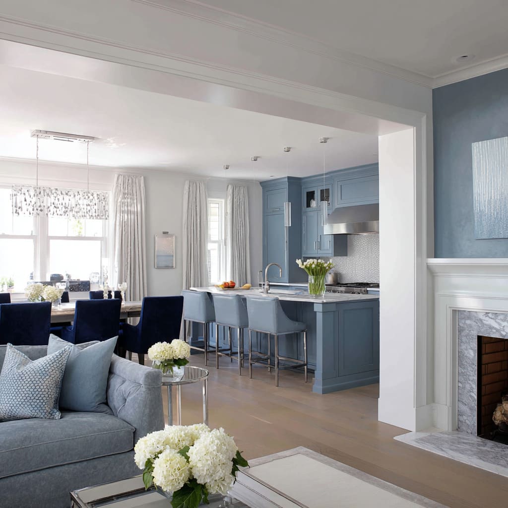Nice open-plan silver and blue living room design with denim and navy tones, chrome furniture lines, white hydrangeas Nice open-plan silver and blue living room design with denim and navy tones, chrome furniture lines, white hydrangeas