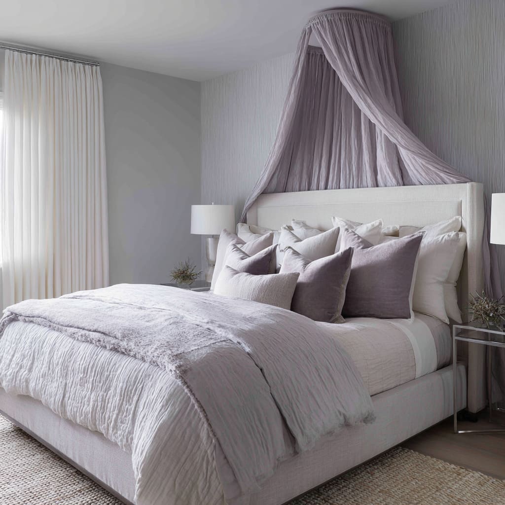 Suite romántica en lavanda y plata con dosel de tela, paredes gris perla y mesas acrílicas. Suite romántica en lavanda y plata con dosel de tela, paredes gris perla y mesas acrílicas.