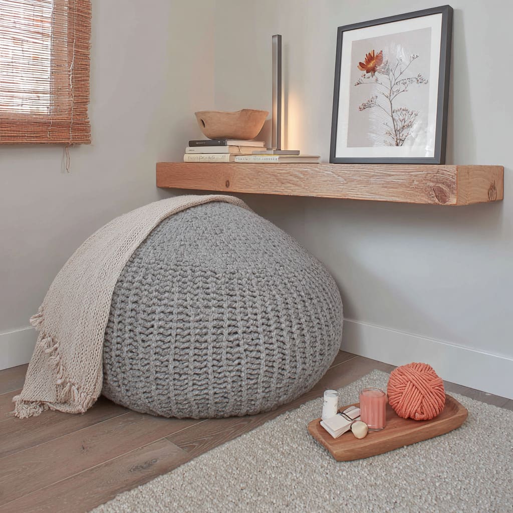 Rincón pequeño y sereno con repisa flotante gruesa de madera, puf tejido, luz que sube desde el piso y texturas naturales Rincón pequeño y sereno con repisa flotante gruesa de madera, puf tejido, luz que sube desde el piso y texturas naturales