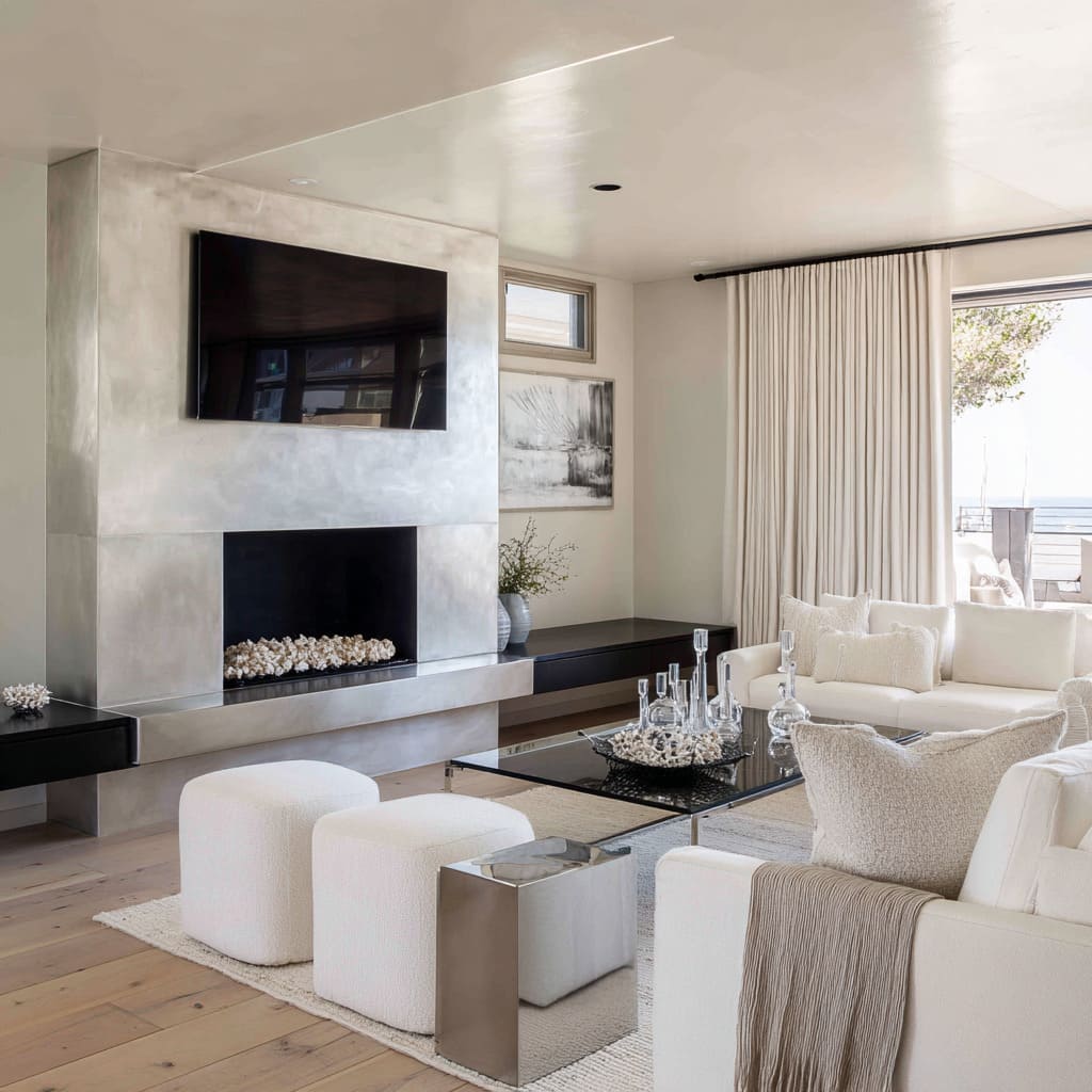 Sala pulida en blanco, negro y plata con pared plateada para la chimenea, banca flotante negra y asientos bouclé en tono crema Sala pulida en blanco, negro y plata con pared plateada para la chimenea, banca flotante negra y asientos bouclé en tono crema