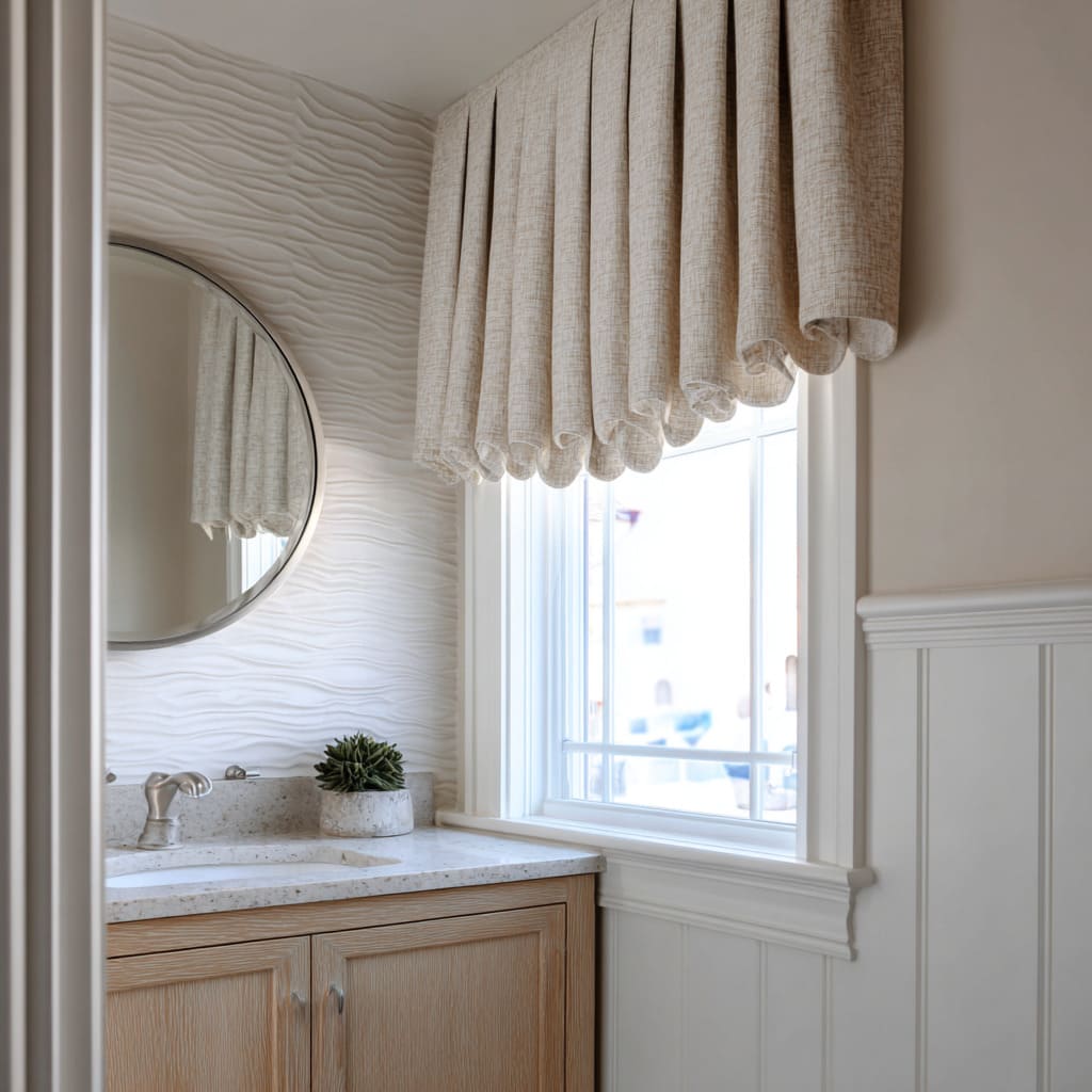 Valentina en avena profundo con largos pliegues verticales y bordes enrollados sobre un salpicadero ondulado en un baño minimalista Valentina en avena profundo con largos pliegues verticales y bordes enrollados sobre un salpicadero ondulado en un baño minimalista