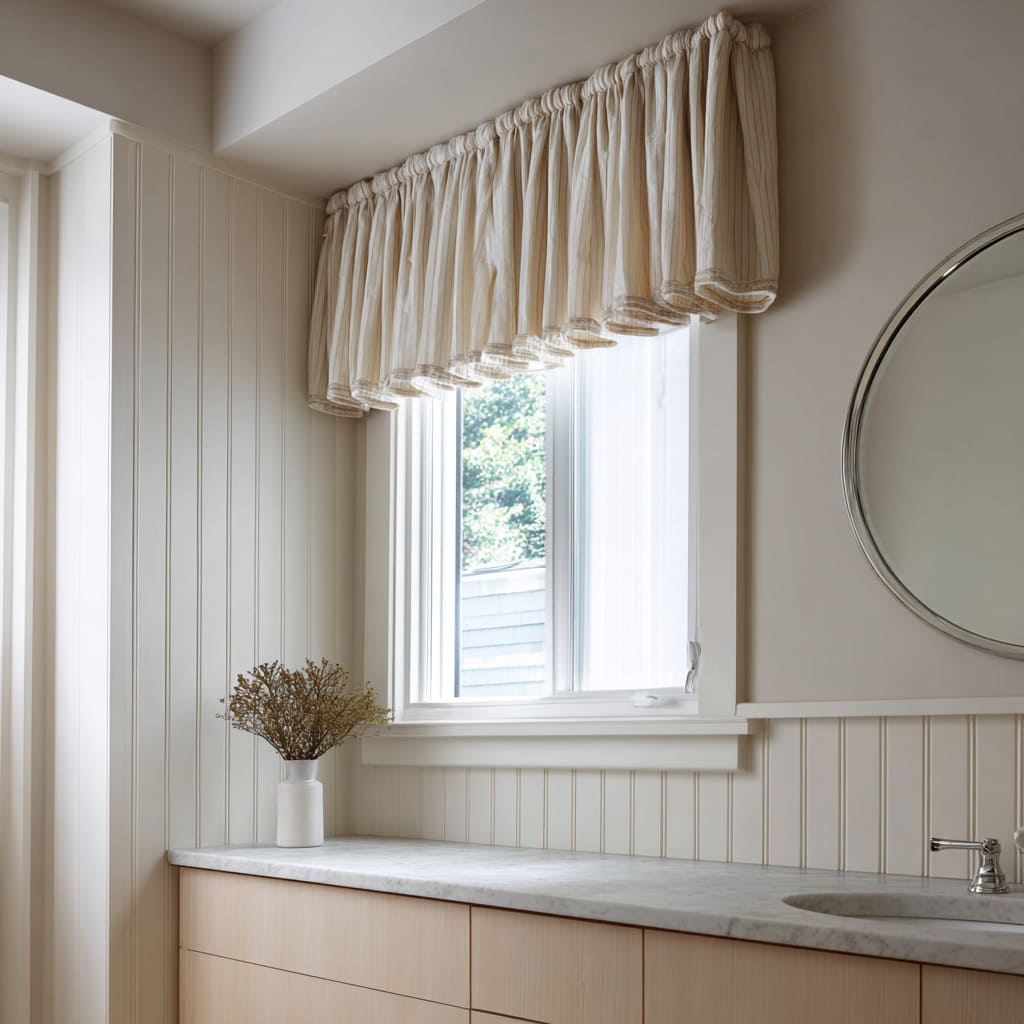 Valentina ligera y volada en crema pálido sobre una ventana enmarcada por panelado vertical machihembrado Valentina ligera y volada en crema pálido sobre una ventana enmarcada por panelado vertical machihembrado