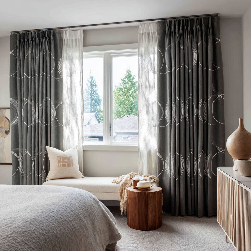 Idea de cortinas gris pizarra con patrones de arcos blancos entrelazados y visillos acanalados Idea de cortinas gris pizarra con patrones de arcos blancos entrelazados y visillos acanalados